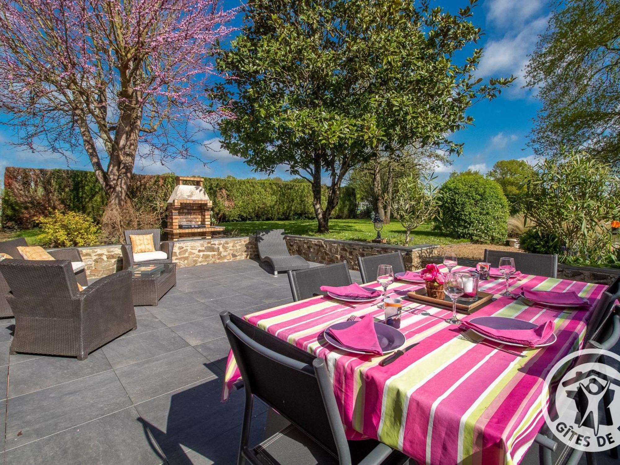 Gite Charmant Avec Jardin, Proche Activites Nautiques - Fr-1-622-75 Morannes sur Sarthe-Daumeray Exterior foto